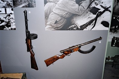 Aikanaan eritt&auml;in vaarallisia aseita... viholliselle.