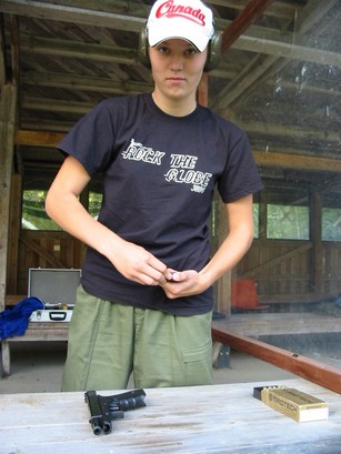 Yleist&auml; j&auml;rjestyst&auml; ja turvallisuutta vaarantava yksil&ouml; vai aseyksil&ouml;? Ei varmasti kumpaakaan.