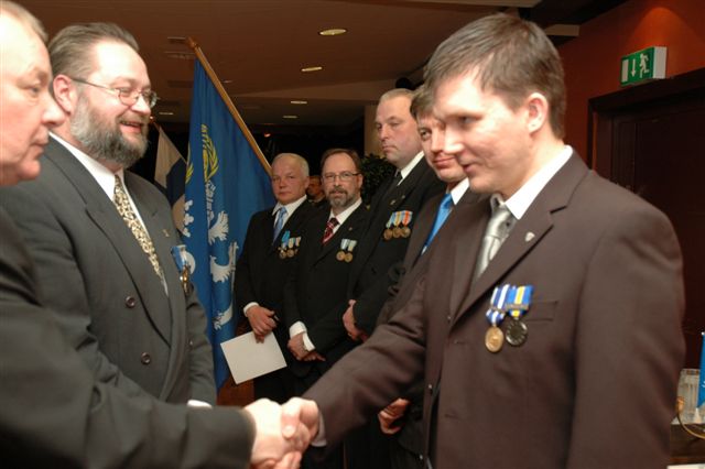 Vemuli saa hopeisen ja Rova tsuumailee taustalla