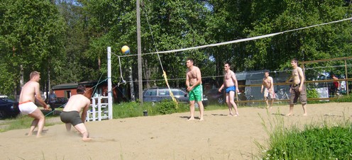 Rantalentopalloa Kostianvirran leirint&auml;alueella