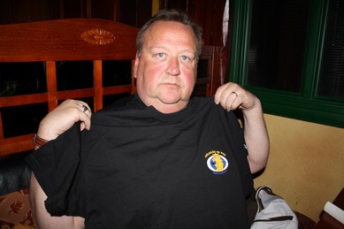 Näyttelijä, ohjaaja ja mukava mies vastaanotti Hölkkäri-paidan viime keskiviikkona. Kivinen on esiintynyt myös Vilperin Perikunnan kanssa Bosniassa. Kuva: Kimmo Wirén